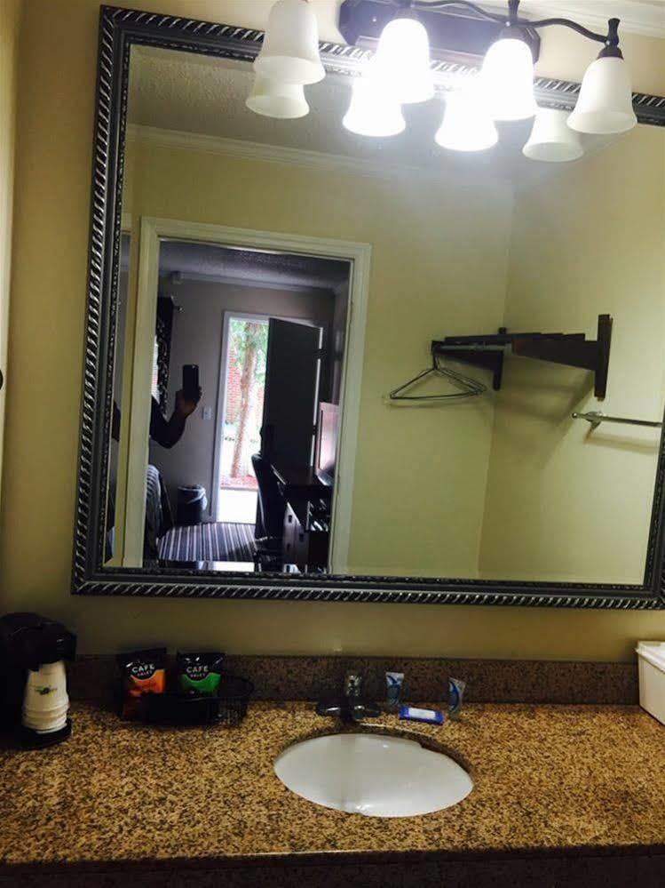Winton Inn & Suites Barnwell Bagian luar foto