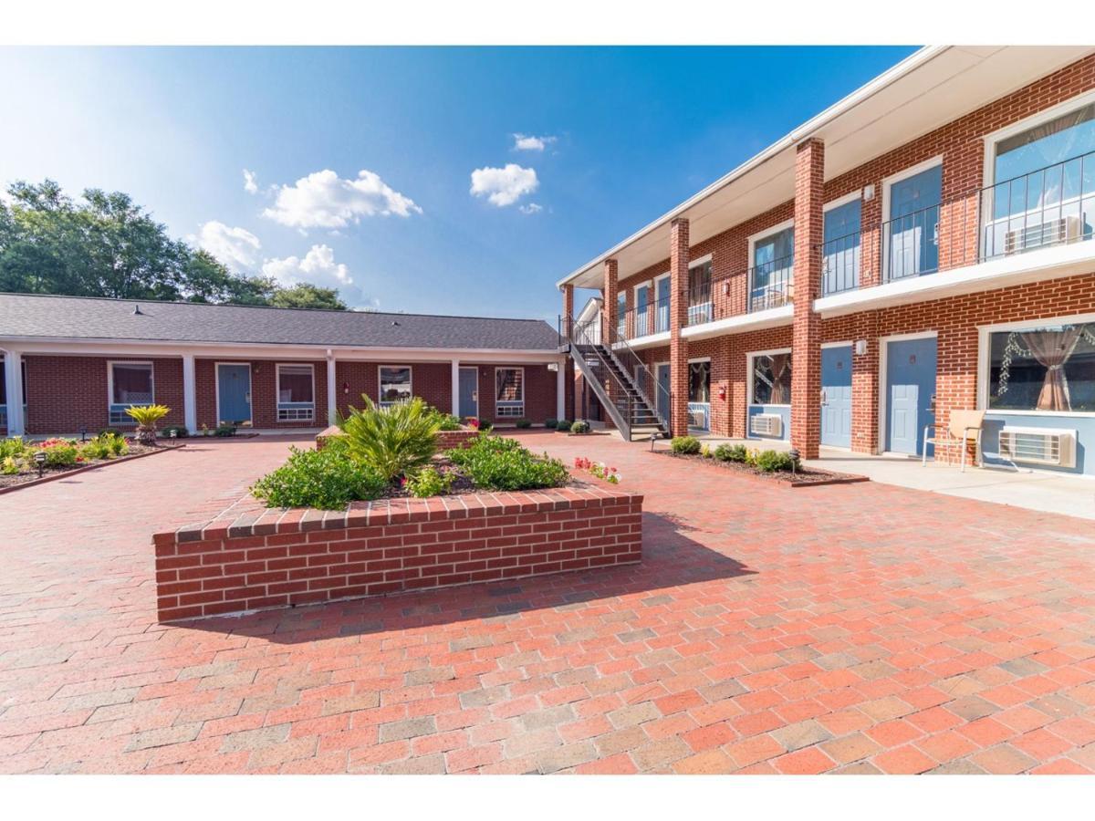 Winton Inn & Suites Barnwell Bagian luar foto