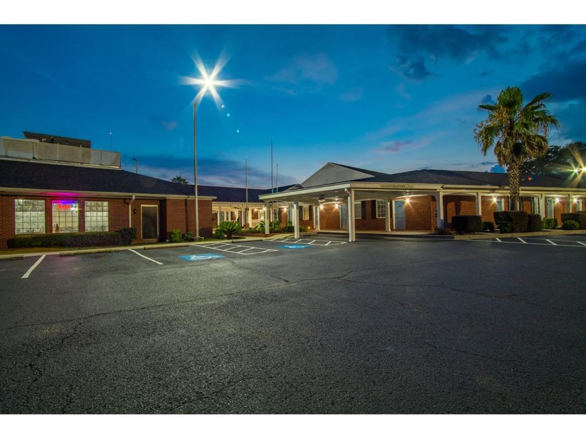 Winton Inn & Suites Barnwell Bagian luar foto