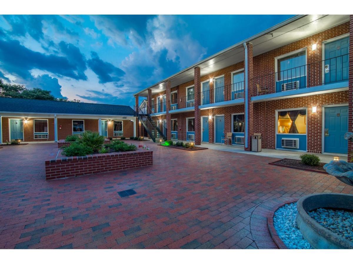 Winton Inn & Suites Barnwell Bagian luar foto