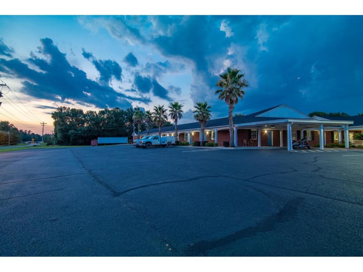 Winton Inn & Suites Barnwell Bagian luar foto