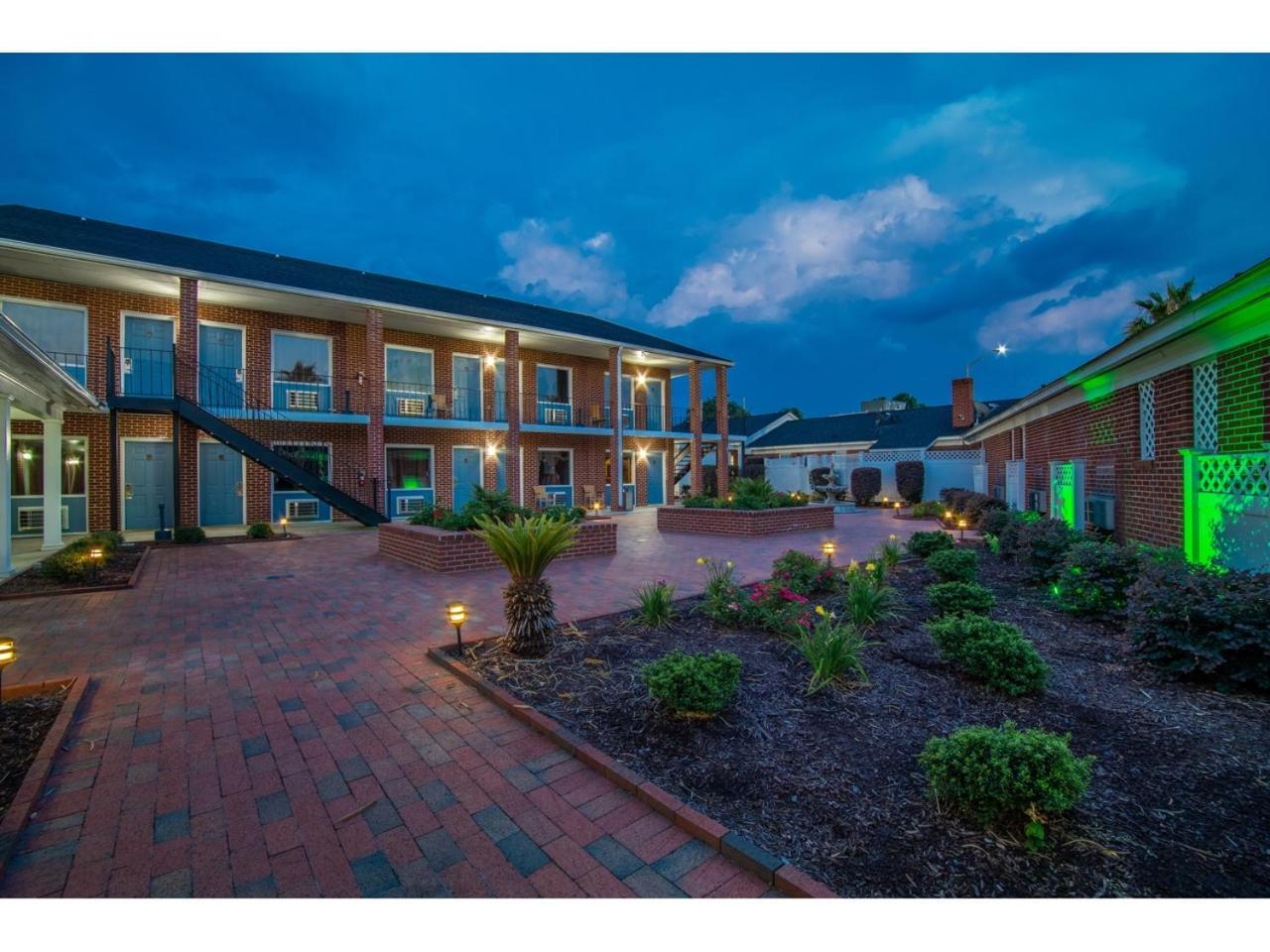 Winton Inn & Suites Barnwell Bagian luar foto